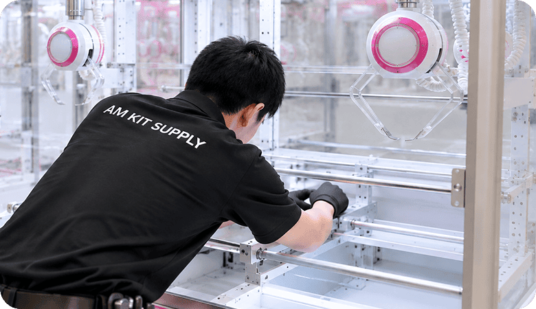 AMキットサプライの専門スタッフがクレーンゲームを設定する様子